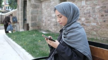 Başörtülü Kadın ve Müslüman Kadın telefonla video izliyor