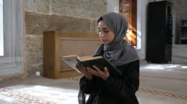 İslam duası, Müslüman kadın kutsal kitap okuyor.