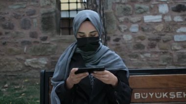Maskeli başörtüsü Kadın, Müslüman kadın yeşil ekran telefon