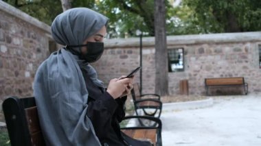 Genç Müslüman Kadın Maskesi, Müslüman kadın sosyal medyayı arıyor