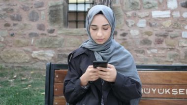 Krom anahtar, tesettür müslüman kız telefonu yeşil ekran gösteriyor 