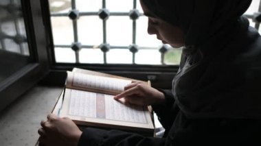 İslam ibadeti, Kuran okuyan Müslüman kadın.