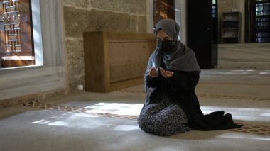 Başörtülü Müslüman kadın, Allah 'a tapan maskeli Müslüman kadın.