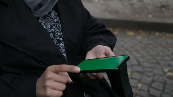 Vrouw hand met behulp van smart phone, meisje met behulp van smart green screen telefoon — Stockvideo