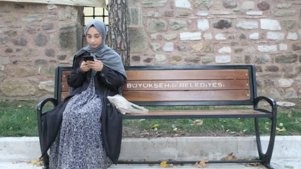 Femme musulmane, femme musulmane SMS téléphone — Video