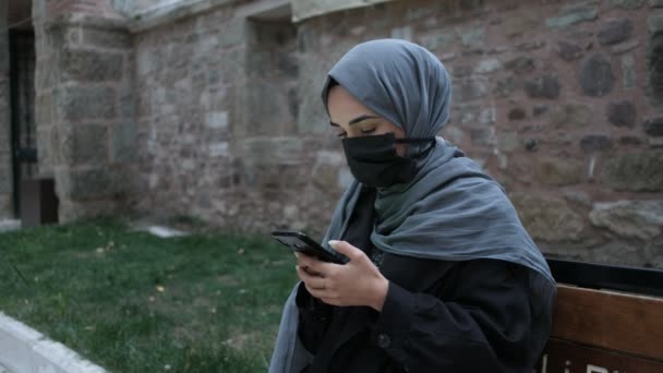 Мусульманка в маске, мусульманка с зеленым экраном, хромированный телефон — стоковое видео