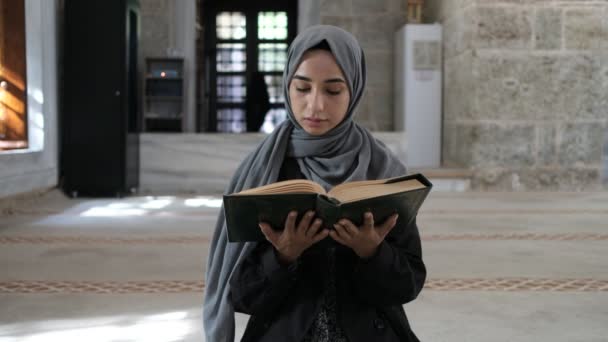 Hijab, mujer musulmana leyendo quran — Vídeos de Stock