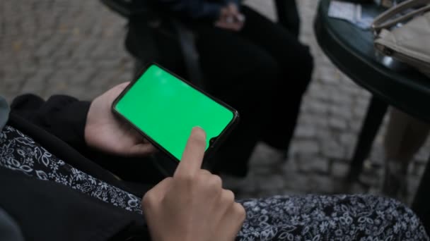 Flicka Använda Telefon på Cafe, grön skärm krom nyckel smarttelefon — Stockvideo
