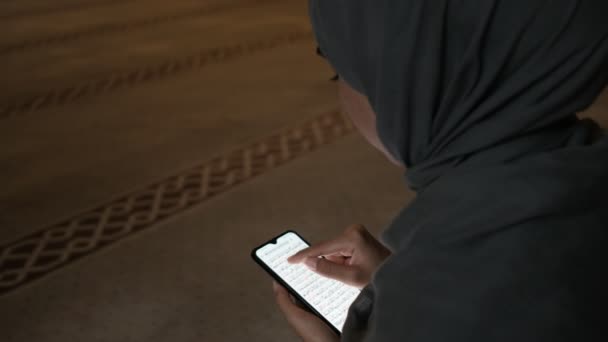 코란을 읽고 있는 젊은 이슬람 여자 — 비디오