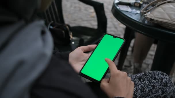 Mädchen im Cafe, mit Smartphone grünen Bildschirm — Stockvideo