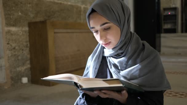 信者ムスリム,本物のマスジドでクルアーンを読む信仰深い女性 — ストック動画
