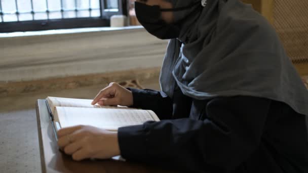 Μουσουλμάνα γυναίκα, νεαρή μουσουλμάνα γυναίκα που διαβάζει Κοράνι στο ιστορικό τζαμί του ottoman — Αρχείο Βίντεο