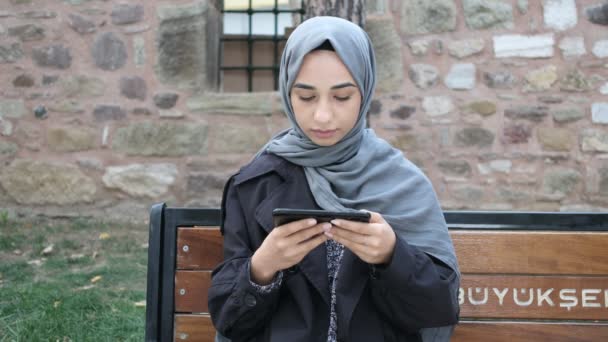 Зеленый экран, мусульманка показывает свой телефон зеленый экран хромированный ключ — стоковое видео