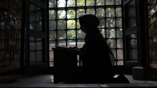 Muslim woman at masjid, muslim woman silhouette reading quran — Stock Video