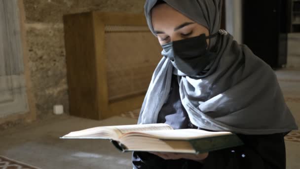 Γαλήνια μουσουλμάνα γυναίκα, Believer μουσουλμάνα γυναίκα ανάγνωση islamic holybook — Αρχείο Βίντεο