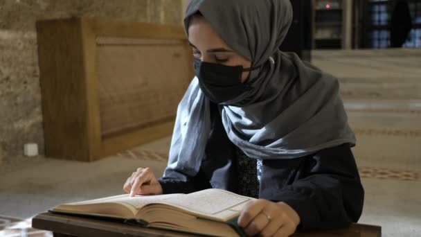 Junge Muslimin, muslimische Frau liest Quran bei authentischer Masjid — Stockvideo