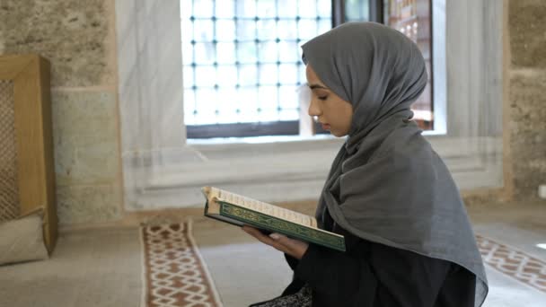 Chica musulmana rezando, chica musulmana leyendo libro sagrado islámico — Vídeo de stock