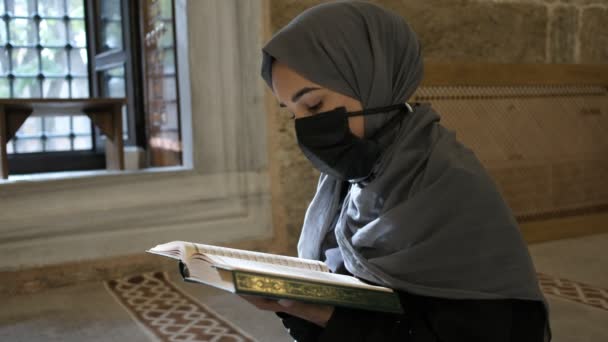 Вірна муслімна жінка, яка читає кваран у турецькій мечеті. — стокове відео