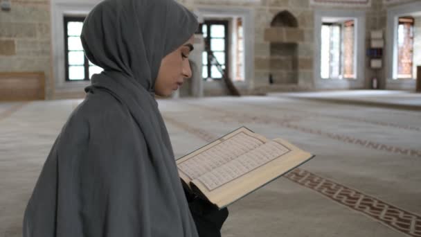 Διαβάζοντας Κοράνι, Μουσουλμάνα γυναίκα που διαβάζει Κοράνι — Αρχείο Βίντεο