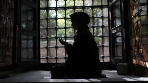 Μουσουλμάνος στο Τζαμί, μουσουλμάνα γυναίκα σιλουέτα προσεύχεται — Αρχείο Βίντεο