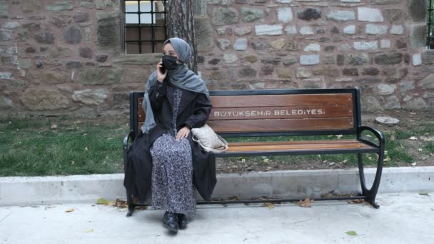 Zamaskowany muzułmański mirl, muzułmańska kobieta rozmawiająca przez telefon — Wideo stockowe