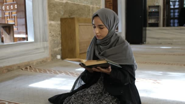 Joven musulmana, musulmana creyente leyendo acebo quran en la mezquita — Vídeos de Stock