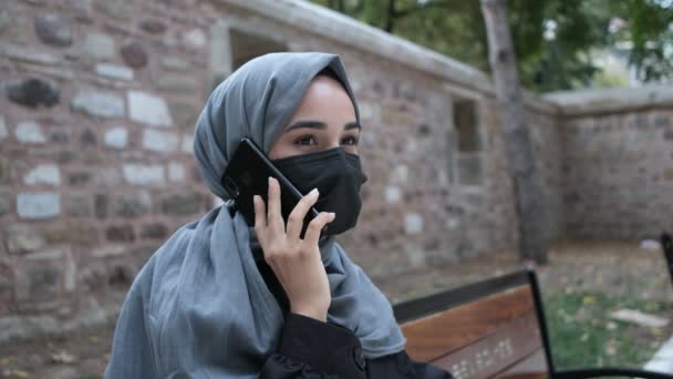Maskeli kız, konuşan Müslüman kadın. — Stok video