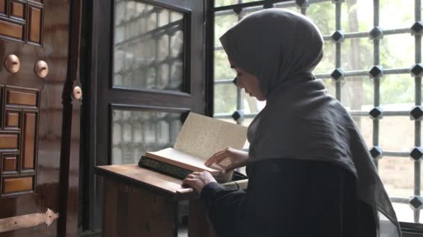 Islamische Moschee, muslimische Hijab-Frau liest Qran — Stockvideo