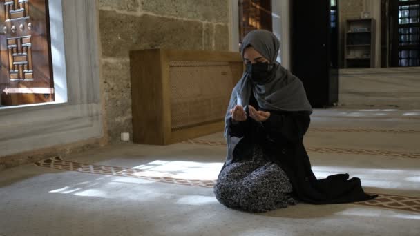 Μουσουλμάνα γυναίκα χιτζάμπ, μασκοφόρος μουσουλμάνα που λατρεύει τον Αλλάχ. — Αρχείο Βίντεο