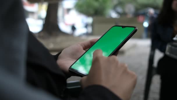 Donna mano utilizzando il telefono, Telefono verde schermo cromato chiave — Video Stock