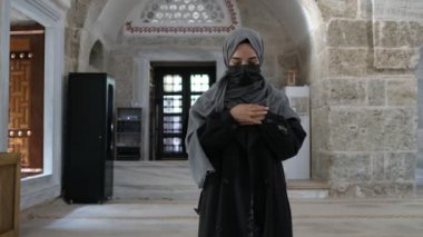 Müslüman Kadın, Maskeli Müslüman kadın dua ediyor