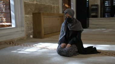 Namaz, Maskeli Müslüman kadın Tanrı 'ya dua ediyor