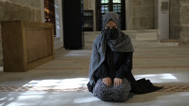 Prayer salah to Allah, Masked muslim woman praying — Stock Video