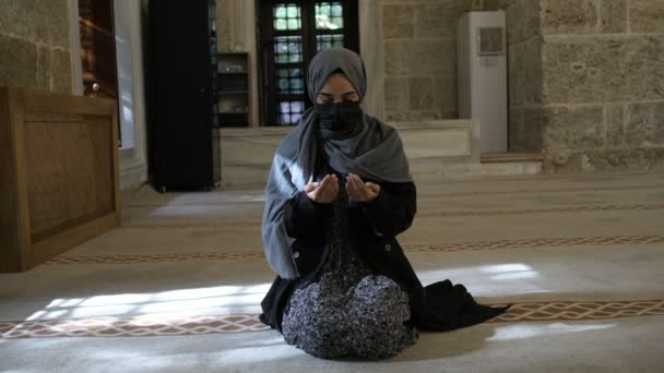 Mujer musulmana, mujer musulmana enmascarada rezando en la mezquita — Vídeos de Stock