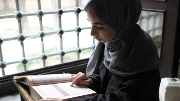 Λατρεία στο Τζαμί, Μουσουλμάνα γυναίκα που διαβάζει Κοράνι — Αρχείο Βίντεο