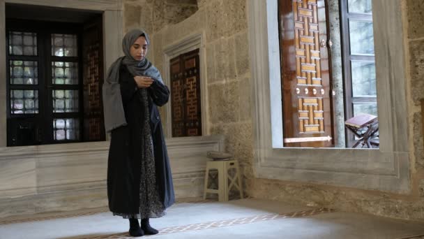 Νεαρή Μουσουλμάνα Γυναίκα, Μουσουλμάνα γυναίκα προσευχή — Αρχείο Βίντεο