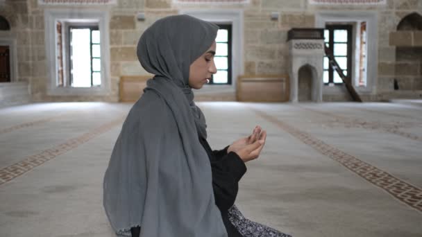 Moslim aanbiddende, moslim vrouw gebed — Stockvideo