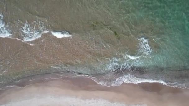 海浪冲撞海滩无人侦察机 — 图库视频影像