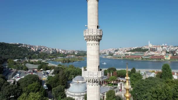 Minarete de la mezquita del sultán Eyup de Estambul, Vista aérea de la mezquita del sultán Eyup — Vídeo de stock