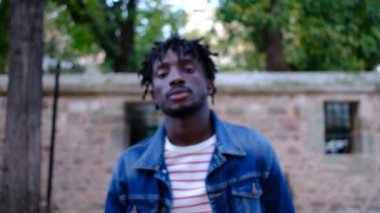 Afrikalı adam, Afrikalı adam el işareti geliyor.