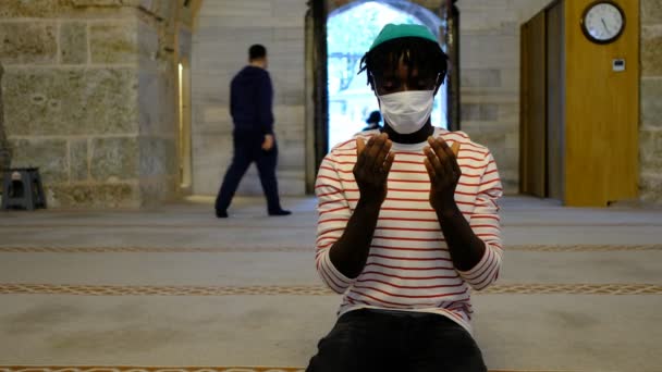 Black Man Mask Moschee, afrikanische Teen Man Maske Invokation — Stockvideo