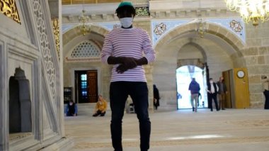 Siyah adam duası, siyah ergen maskeli cami.