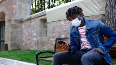 Telefon yeşil ekran, Afrikalı adam maskeli telefon yeşil ekran