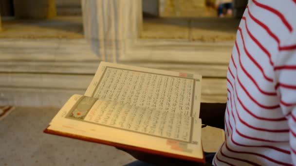 Homme musulman africain, Homme africain lisant le Coran — Video