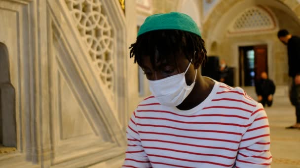 African Man Masjid, czarny młody człowiek maska modli się masjid — Wideo stockowe