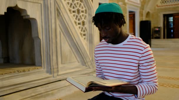 Hombre musulmán africano, hombre africano leyendo libro sagrado musulmán — Vídeos de Stock