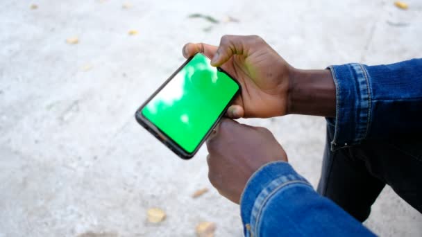 Telefon Grüner Bildschirm, Afrikanischer Mann Handy Grüner Bildschirm — Stockvideo