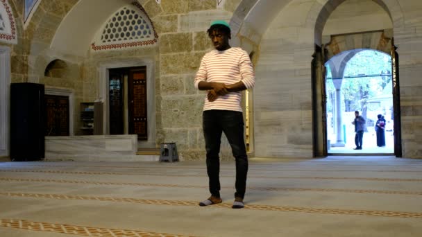 Moslim Man aanbidding, Afrikaanse Man aanbidding — Stockvideo