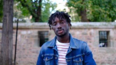 Siyah adam, Afrikalı adam el işaretini sevmez.