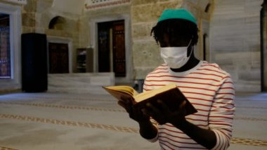 Afrikalı Adam Kuran, Afrikalı genç adam Kuran okuyor